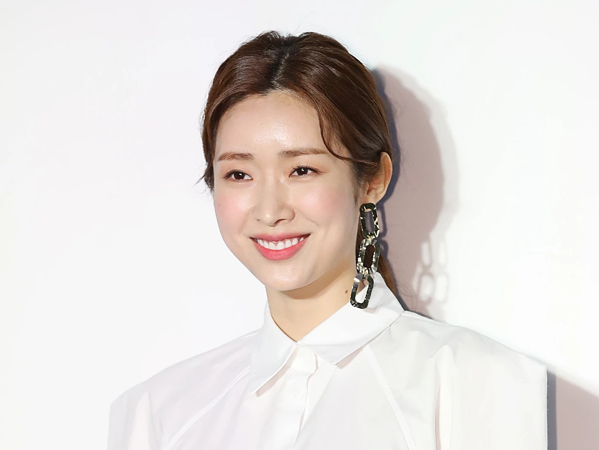 배우 차정원. 기사 이해를 돕기 위한 자료 사진. 하정우(48)와 차정원(37)은 장기 연애 끝에 결혼한다. 하정우의 소속사 워크하우스컴퍼니는 '하정우와 차정원이 12월 13일 비공개로 결혼식을 올린다'라고 14일 밝혔다. 차정원의 소속사 사람엔터테인먼트도 이날 '두 사람이 결혼한다'라고 발표했다. 하정우와 차정원은 오랜 기간 교제한 끝에 부부가 된다. 지난 2월 열애설이 불거지자 이를 인정하고 공개적으로 사랑을 키웠다. 차정원은 2012년 영화 '무서운 이야기'로 데뷔했다. / 뉴스1