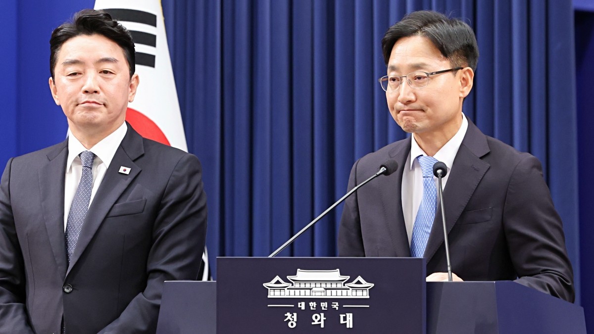강훈식 전임 대통령 비서실장과 임광현 신임 비서실장. / 뉴스1