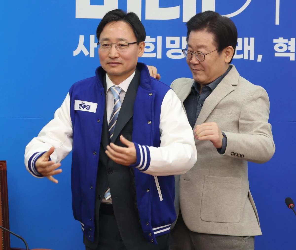 2024년 2월 당시 이재명 더불어민주당 대표가 서울 여의도 국회에서 열린 20,21,22차 인재환영식에서 임광현 전 국세청 차장에게 민주당 옷을 선물하고 있는 모습. / 뉴스1