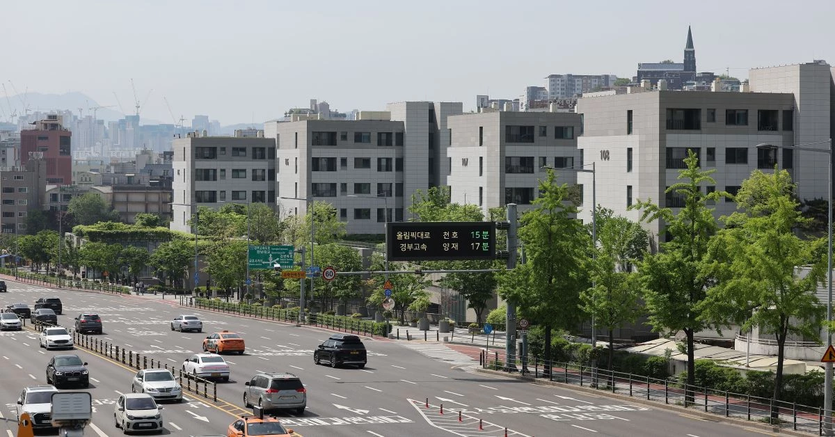 서울 용산구 한남동을 대표하는 고가주택 '나인원한남'이 법원 경매 시장에서 역대 최고 감정가와 낙찰가를 동시에 경신하며 최고가 기록을 갈아치웠다.  작년 4월 28일 법무법인 명도 경매연구소에 따르면 나인원한남 전용면적 244㎡가 감정가 108억5천만원에 법원경매에 나왔다.  사진은 이날 나인원한남의 모습. / 연합뉴스