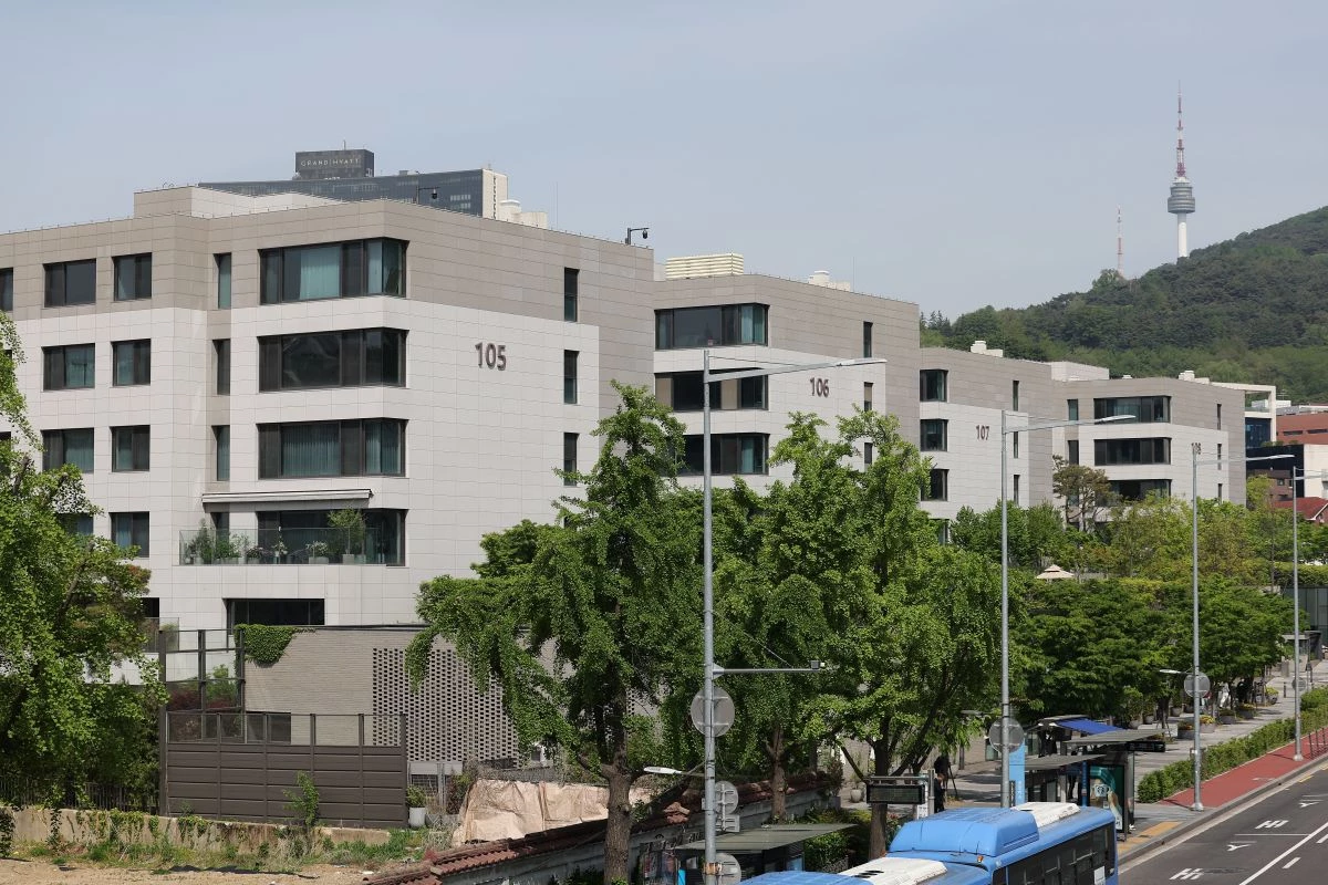 서울 용산구 한남동을 대표하는 고가주택 '나인원한남'이 법원 경매 시장에서 역대 최고 감정가와 낙찰가를 동시에 경신하며 최고가 기록을 갈아치웠다. 작년 4월 28일 법무법인 명도 경매연구소에 따르면 나인원한남 전용면적 244㎡가 감정가 108억5천만원에 법원경매에 나왔다. 사진은 이날 나인원한남의 모습. / 연합뉴스