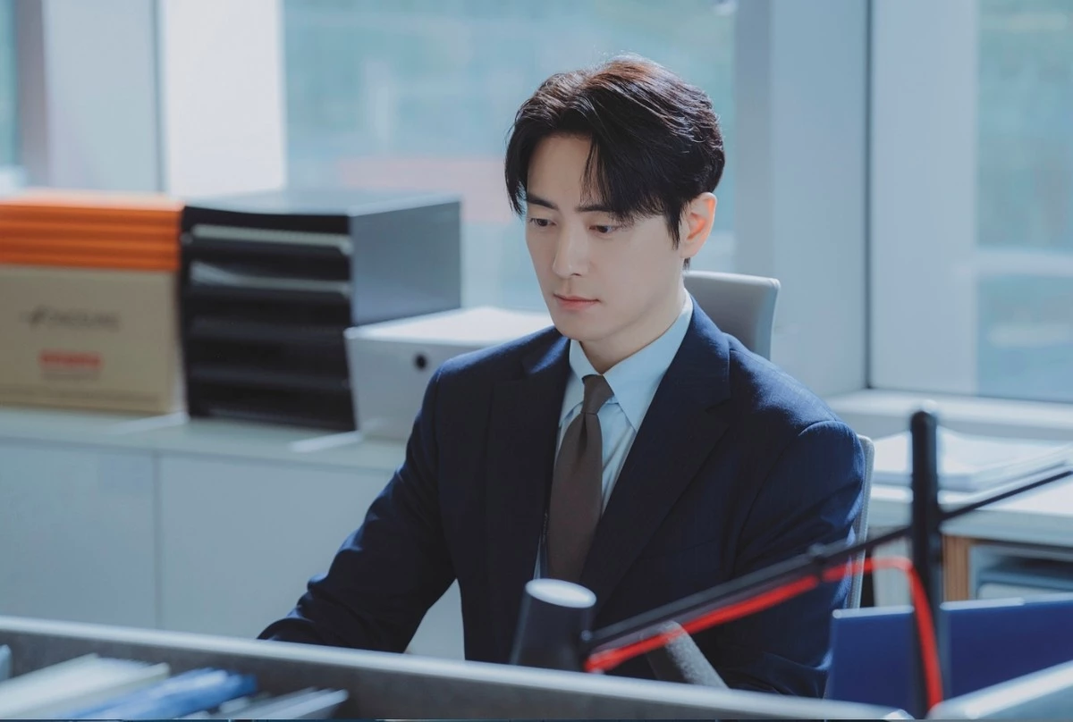'로또 1등도 출근합니다' 공은태 역을 연기한 배우 이준혁. / 티빙 제공