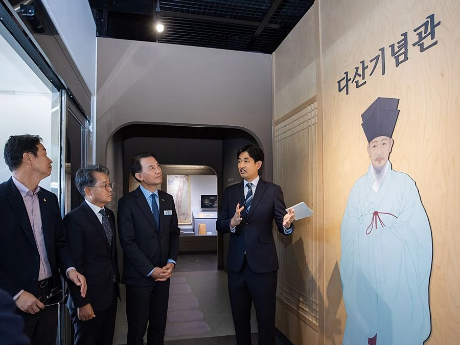 최현덕 시장이 새롭게 단장한 전시시설을 살펴보고 있다