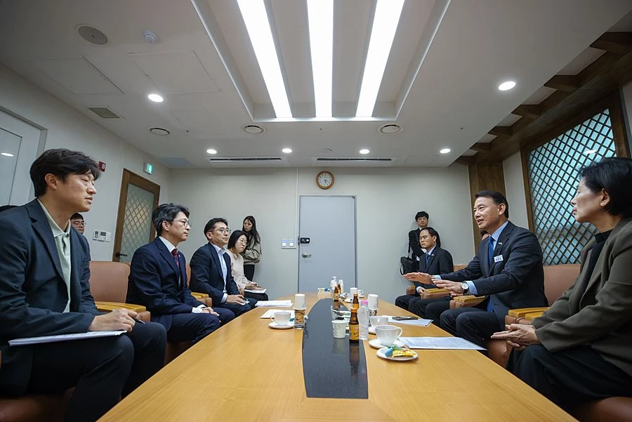 최현덕 시장이 최민희 더불어민주당 남양주갑 국회의원과 함께 홍지선 국토부 장관에게 남양주시 주요 현안을 설명하고 있다