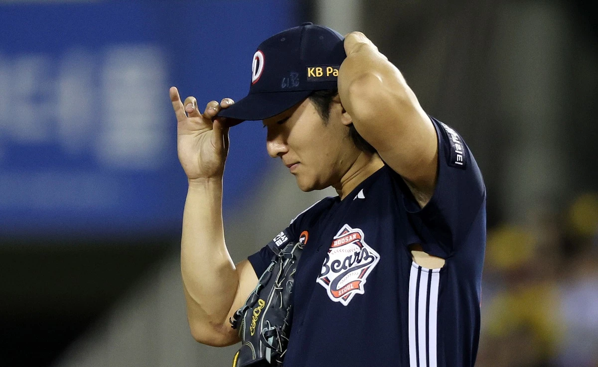 14일 서울 잠실야구장에서 열린 2026 신한 SOL KBO 포스트시즌 와일드카드 결정전 1차전 LG 트윈스와 두산 베어스의 경기에서 2회말 두산 선발투수 곽빈이 LG 구본혁에게 2루타를 허용한 뒤 모자를 고쳐 쓰고 있다. / 뉴스1