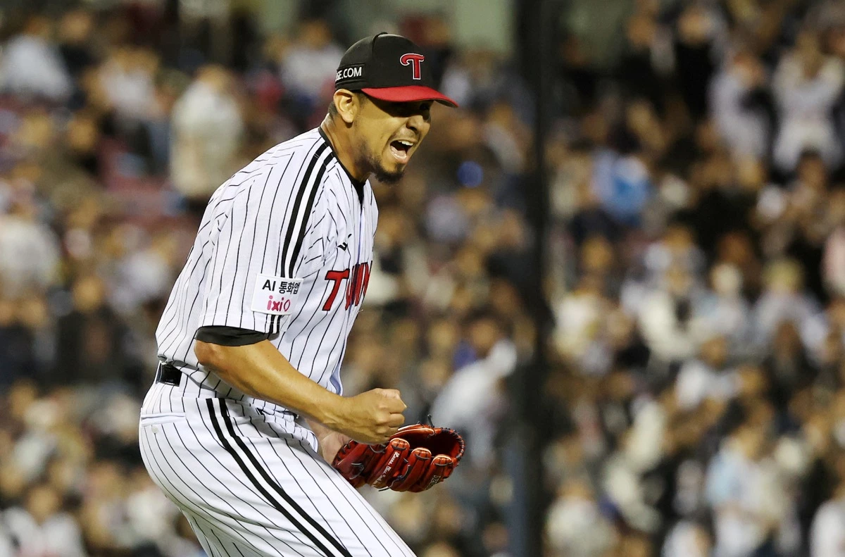14일 오후 서울 송파구 잠실야구장에서 열린 프로야구 '2026 신한 SOL KBO 와일드카드 결정전 1차전' 두산 베어스와 LG 트윈스의 경기, LG 선발 카라스코가 6회초 2사 1루 상황에서 두산 안재석을 외야 플라이로 잡아내며 이닝을 실점 없이 마친 뒤 포효하고 있다. / 뉴스1