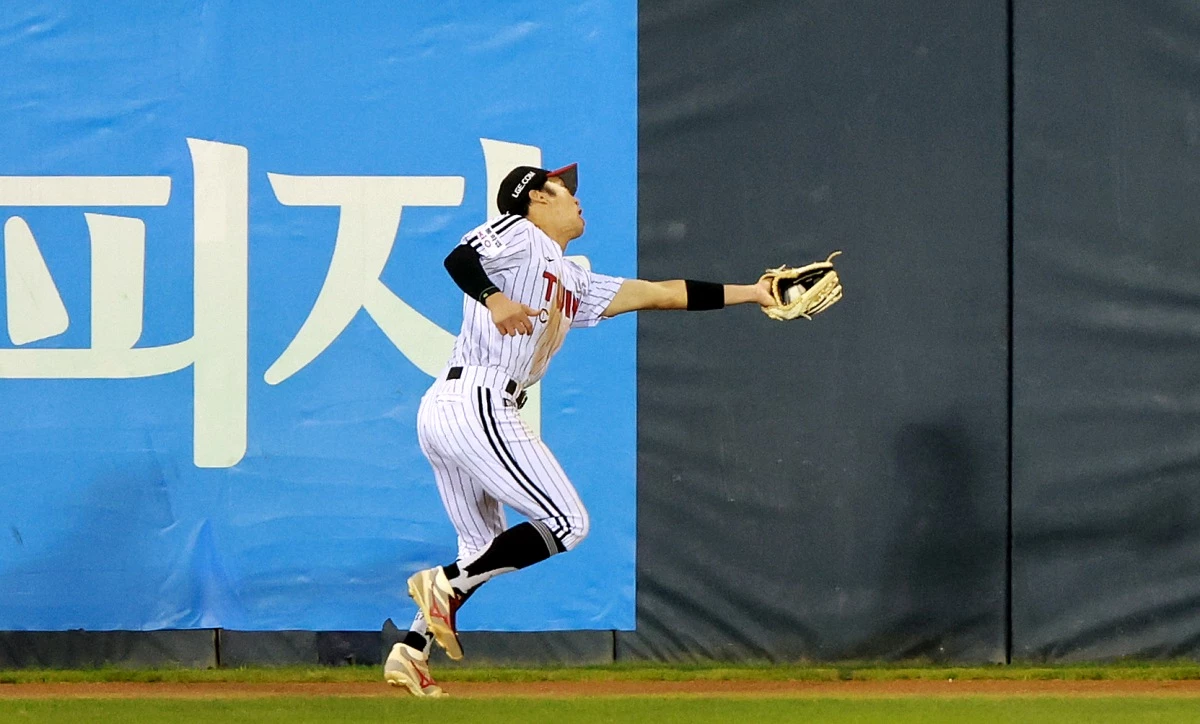14일 오후 서울 송파구 잠실야구장에서 열린 프로야구 '2026 신한 SOL KBO 와일드카드 결정전 1차전' 두산 베어스와 LG 트윈스의 경기, 7회초 1사 만루 상황에서 LG 박해민이 두산 대타 양석환의 타구를 잡아내고 있다. / 뉴스1