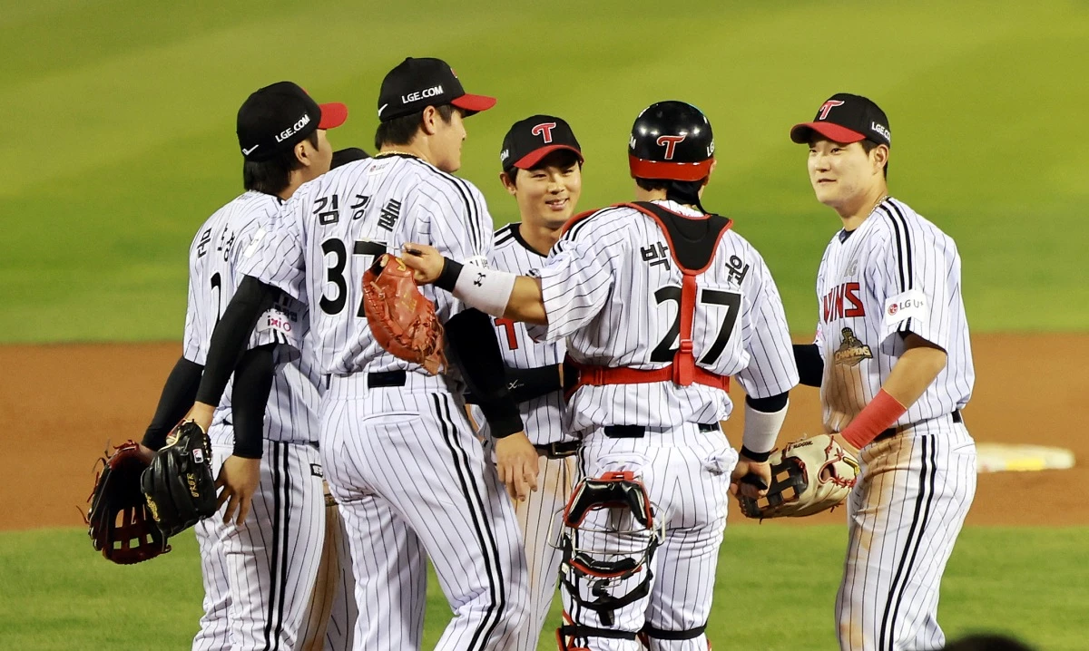LG 트윈스 선수들이 14일 서울 송파구 잠실야구장에서 열린 프로야구 '2026 신한 SOL KBO 와일드카드 결정전 1차전' 두산 베어스와 LG 트윈스의 경기에서 4-1로 승리를 거두며 준플레이오프 진출에 성공한 후 기뻐하고 있다. / 뉴스1