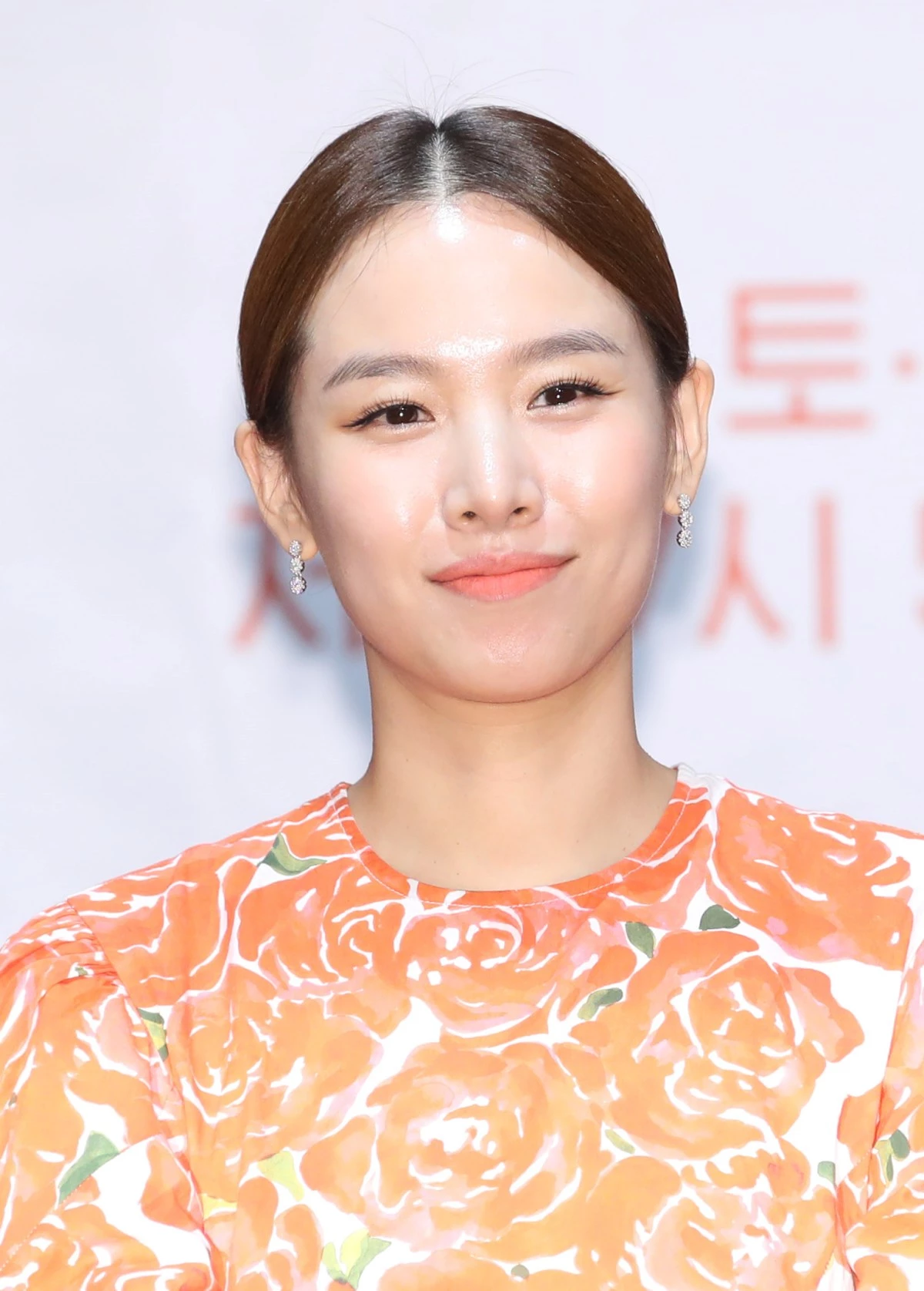 배우 조윤희가 2019년 서울 구로구 라마다 서울 신도림에서 열린 KBS 2TV 새 주말드라마 ‘사랑은 뷰티풀 인생은 원더풀’ 제작발표회에 참석해 미소를 짓고 있다. / 뉴스1