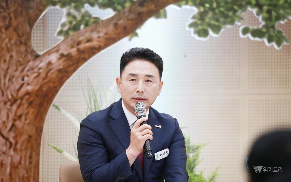 함평군은 14일 오후 함평읍사무소 대회의실에서 이남오 군수의 취임 100일을 기념하는 ‘새롭게 100일, 이롭게 100인 타운홀 미팅’을 성황리에 개최했다. / 함평군