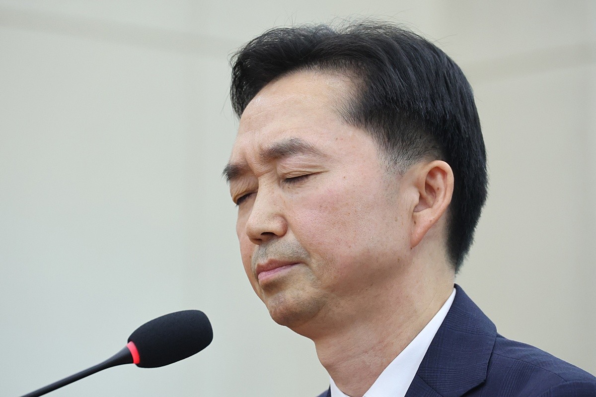 김지용 중대범죄수사청장 후보자가 14일 서울 여의도 국회에서 열린 행정안전위원회 인사청문회에서 생각에 잠겨 있다. 김 후보자는 조희대 대법원장의 업무추진비 부정 사용 의혹에 관해 고발이 접수되면 수사가 가능한 사안이라는 의견을 밝혔다. 김 후보자는 14일 국회 청문회에서 박주민 더불어민주당 의원으로부터 해당 사안을 수사할 수 있는지 질문받고 '고발된다면 수사가 가능하다고 생각한다'라고 답했다. / 뉴스1