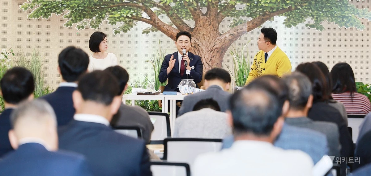 함평군은 14일 오후 함평읍사무소 대회의실에서 이남오 군수의 취임 100일을 기념하는 ‘새롭게 100일, 이롭게 100인 타운홀 미팅’을 성황리에 개최했다. / 함평군
