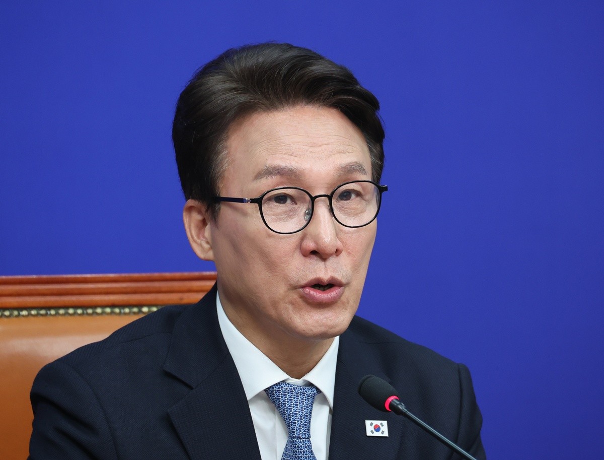 김민석 더불어민주당 대표가 서울 여의도 국회에서 열린 최고위원회의에서 발언하고 있다. 기사 이해를 돕기 위한 자료 사진. 김 대표가 당무와 관련해 '당헌·당규를 지키면서 할 것은 다 해가고 있다'라고 밝혔다. 김 대표는 15일 오전 민주당 유튜브 방송 '민티 07'에 출연해 시청자 댓글 소개 코너에서 ''강하게 처리할 것을 처리해라'라고 말씀하신다. 제가 뭐 한다고 하면 다 한다'라고 말했다. / 뉴스1