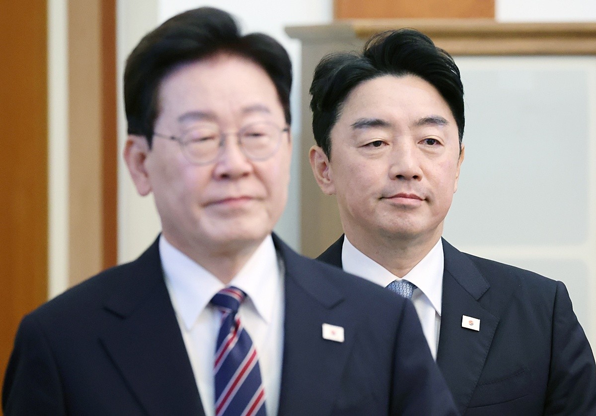 이재명 대통령과 강훈식 전 비서실장(오른쪽). 기사 이해를 돕기 위한 자료 사진 / 뉴스1