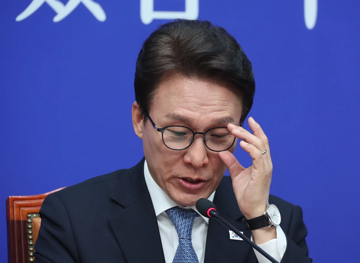김민석 더불어민주당 대표가 서울 여의도 국회에서 열린 최고위원회의에서 안경을 고쳐쓰고 있다. 기사 이해를 돕기 위한 자료 사진. 김 대표가 당무와 관련해 '당헌·당규를 지키면서 할 것은 다 해가고 있다'라고 밝혔다. 김 대표는 15일 오전 민주당 유튜브 방송 '민티 07'에 출연해 시청자 댓글 소개 코너에서 ''강하게 처리할 것을 처리해라'라고 말씀하신다. 제가 뭐 한다고 하면 다 한다'라고 말했다. / 뉴스1