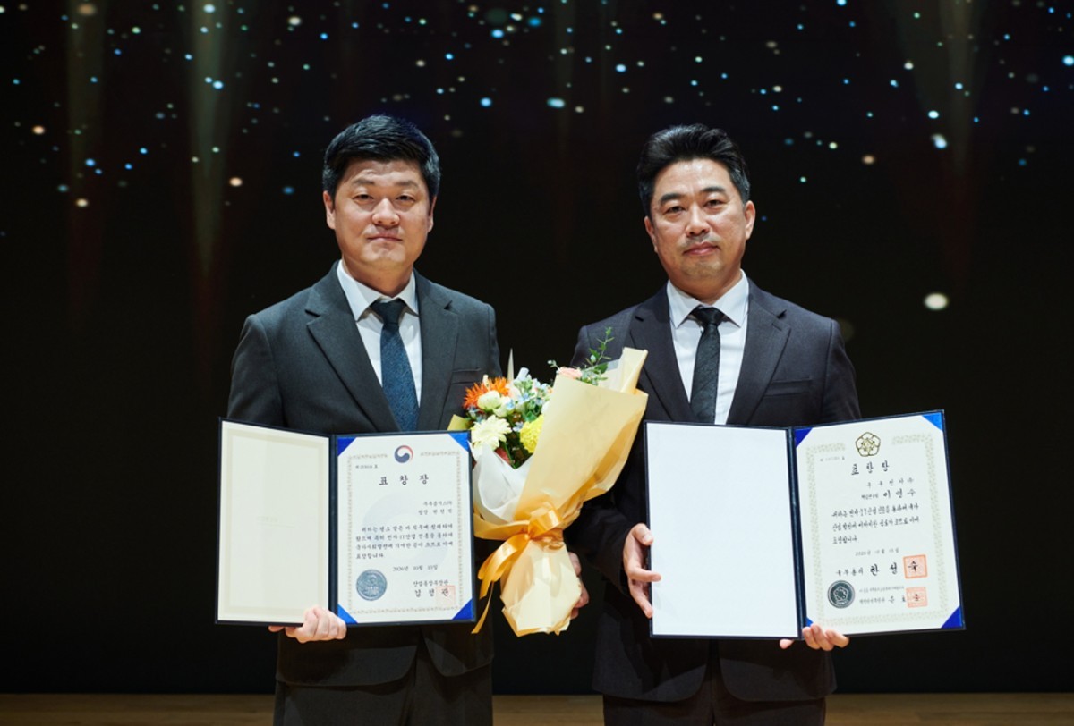 쿠쿠가 '제21회 전자·정보기술(IT)의 날' 기념행사에서 국무총리 표창과 산업통상부 장관 표창을 수상했다. 사진 오른쪽이 연구3팀 이영수 부장, 왼쪽이 고객만족팀 현원석 팀장. / 쿠쿠 제공