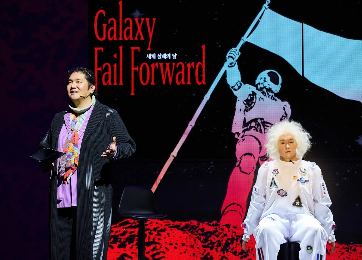 'Galaxy Fail Forward' 행사에서 연설 중인 최용호 대표. 오른쪽은 휴머노이드 로봇 ‘스코필드 스타인’ / 갤럭시코퍼레이션 제공