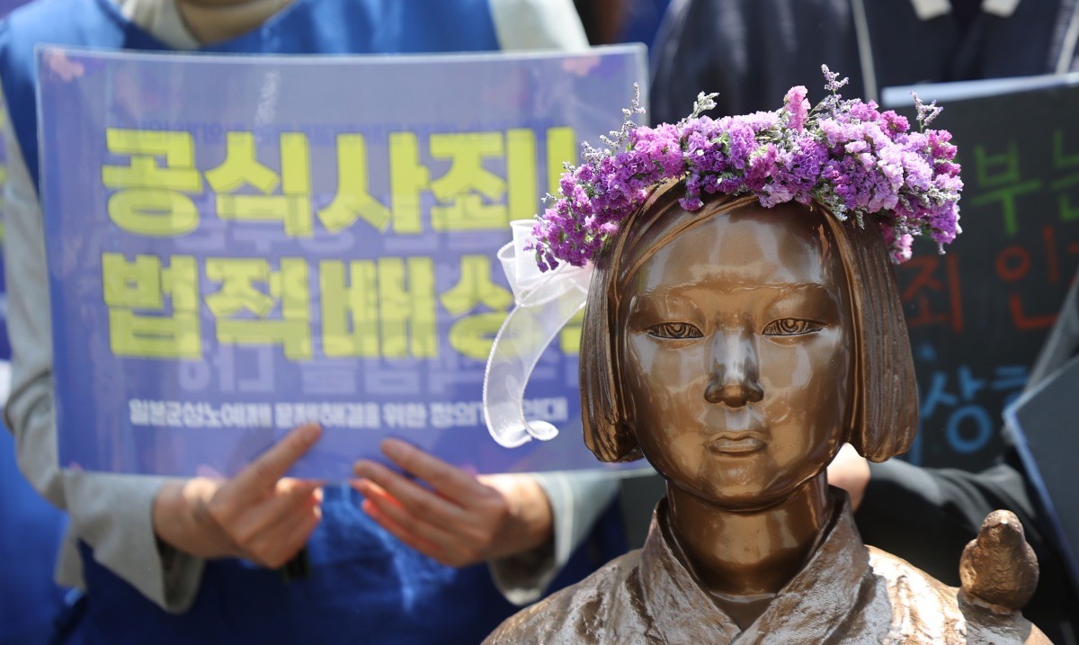 서울 종로구 옛 주한 일본대사관 인근에서 열린 '일본군 성노예제 문제해결을 위한 정기 수요시위'에서 참가자들이 다시 만난 소녀상 퍼포먼스를 하고 있다. 2026.5.6 / 연합뉴스
