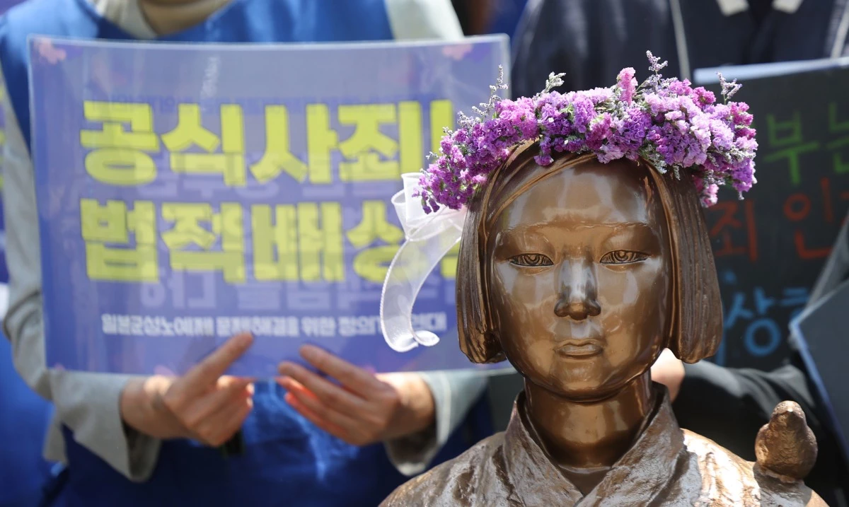서울 종로구 옛 주한 일본대사관 인근에서 열린 '일본군 성노예제 문제해결을 위한 정기 수요시위'에서 참가자들이 다시 만난 소녀상 퍼포먼스를 하고 있다. 2026.5.6 / 연합뉴스