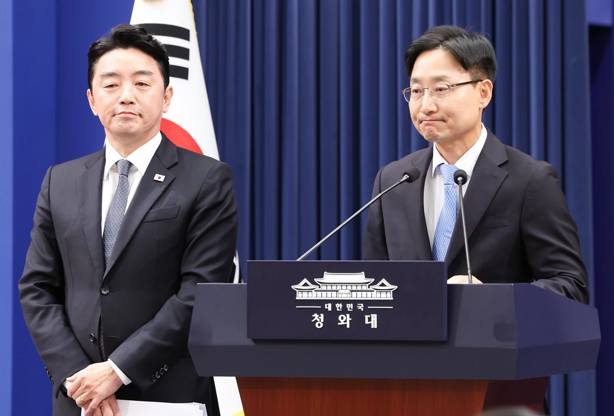 임광현 신임 대통령비서실장이 14일 청와대 춘추관에서 열린 인선 발표에서 인사말을 하고 있다. 왼쪽은 강훈식 전임 비서실장.