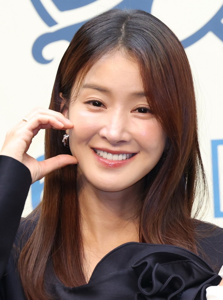 배우 이시영이 2025년 6월 16일 오전 서울 마포구 상암동 스탠포드호텔에서 열린 ENA 월화드라마 '살롱 드 홈즈' 제작발표회에 참석해 포즈를 취하고 있다. / 뉴스1