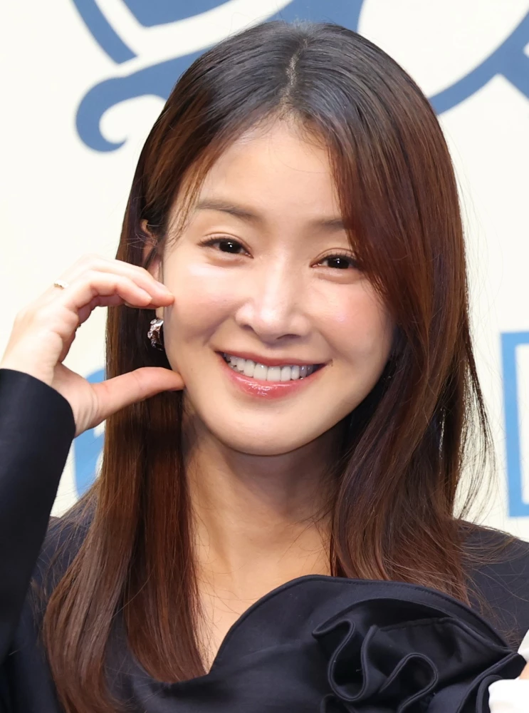 배우 이시영이 2025년 6월 16일 오전 서울 마포구 상암동 스탠포드호텔에서 열린 ENA 월화드라마 '살롱 드 홈즈' 제작발표회에 참석해 포즈를 취하고 있다. / 뉴스1