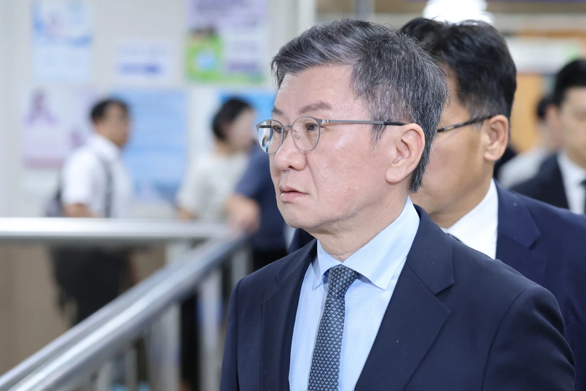친족회사 20개를 소속 회사 현황에서 누락한 혐의를 받는 정몽규 HDC 회장이 지난달 서울 서초구 중앙지방법원에서 독점규제및공정거래법 위반 혐의 첫 공판에 출석하고 있다. / 뉴스1