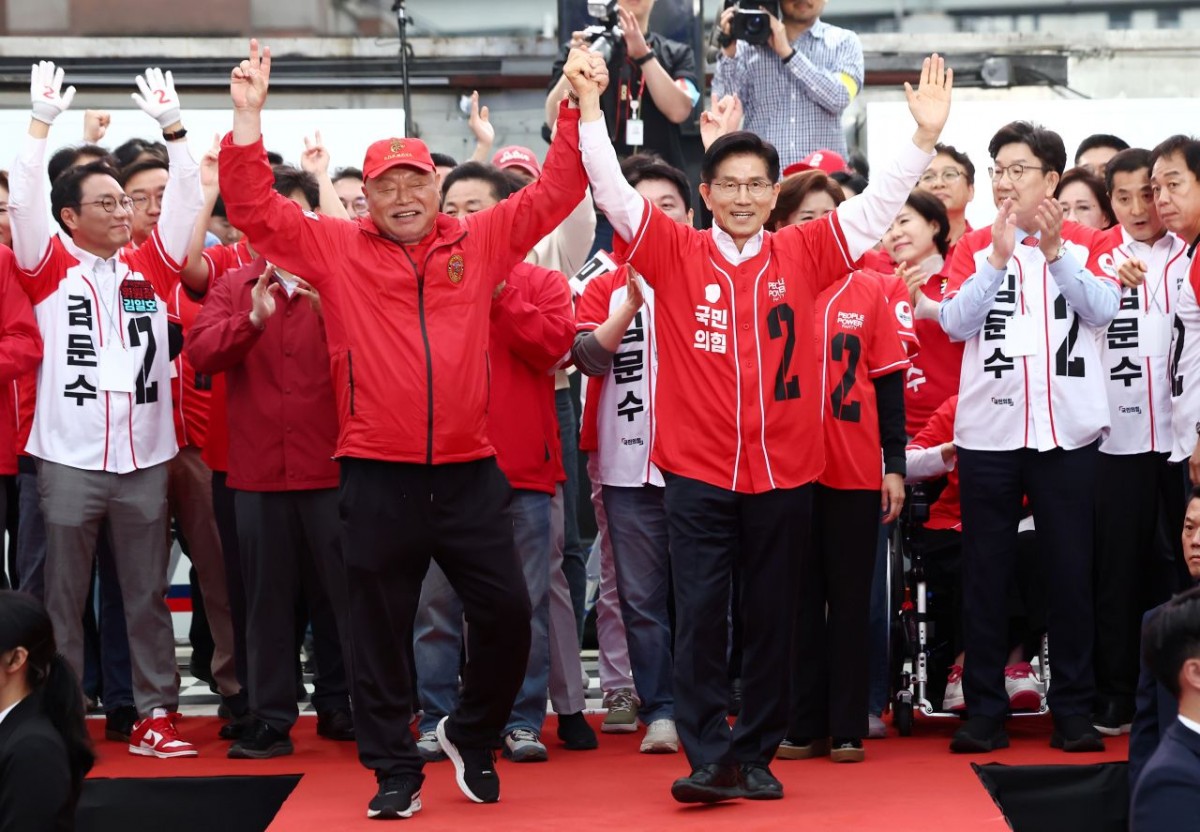 김문수 당시 국민의힘 대통령 후보가 지난해 5월 19일 서울 중구 서울역 광장에서 김흥국 씨와 손을 잡고 유세를 하고 있다. / 뉴스1