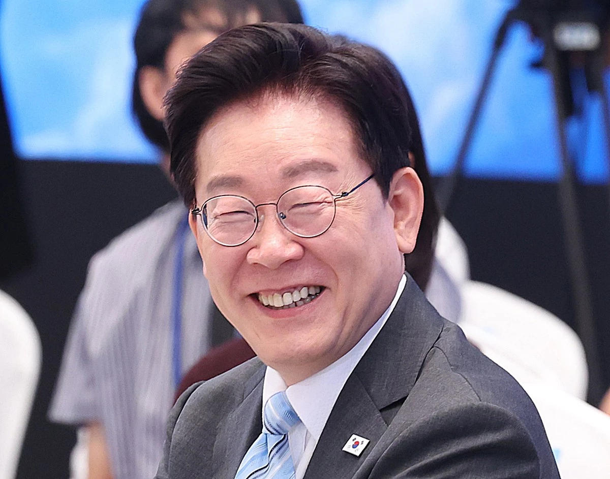 이재명 대통령. 기사 이해를 돕기 위한 자료 사진. 이재명 대통령의 국정운영을 긍정적으로 평가한 비율이 44%로 집계됐다는 여론조사 결과가 15일 나왔다. 엠브레인퍼블릭·케이스탯리서치·코리아리서치·한국리서치가 지난 12∼13일 만 18세 이상 1000명을 대상으로 실시한 전국지표조사(NBS) 결과를 이날 공개했다. 조사 결과에 따르면 이 대통령의 국정운영을 긍정 평가한 응답 비율은 2주 전 이뤄진 직전 조사보다 1%포인트(p) 높은 44%를 기록했다. 부정 평가 응답은 49%로 지난 조사보다 1%p 하락했다. / 연합뉴스