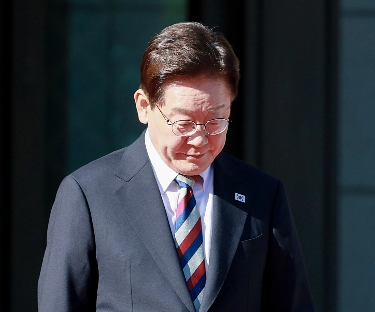 이재명 대통령. 기사 이해를 돕기 위한 자료 사진. 이재명 대통령의 국정운영을 긍정적으로 평가한 비율이 44%로 집계됐다는 여론조사 결과가 15일 나왔다. 엠브레인퍼블릭·케이스탯리서치·코리아리서치·한국리서치가 지난 12∼13일 만 18세 이상 1000명을 대상으로 실시한 전국지표조사(NBS) 결과를 이날 공개했다. 조사 결과에 따르면 이 대통령의 국정운영을 긍정 평가한 응답 비율은 2주 전 이뤄진 직전 조사보다 1%포인트(p) 높은 44%를 기록했다. 부정 평가 응답은 49%로 지난 조사보다 1%p 하락했다. / 연합뉴스