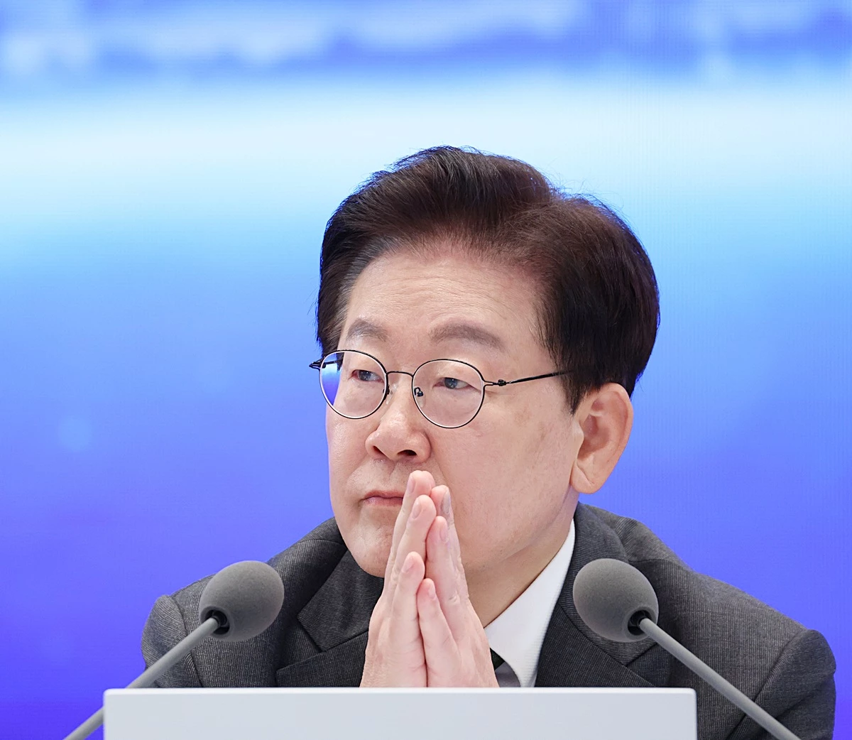 이재명 대통령. 기사 이해를 돕기 위한 자료 사진. 이재명 대통령의 국정운영을 긍정적으로 평가한 비율이 44%로 집계됐다는 여론조사 결과가 15일 나왔다. 엠브레인퍼블릭·케이스탯리서치·코리아리서치·한국리서치가 지난 12∼13일 만 18세 이상 1000명을 대상으로 실시한 전국지표조사(NBS) 결과를 이날 공개했다. 조사 결과에 따르면 이 대통령의 국정운영을 긍정 평가한 응답 비율은 2주 전 이뤄진 직전 조사보다 1%포인트(p) 높은 44%를 기록했다. 부정 평가 응답은 49%로 지난 조사보다 1%p 하락했다. / 뉴스1