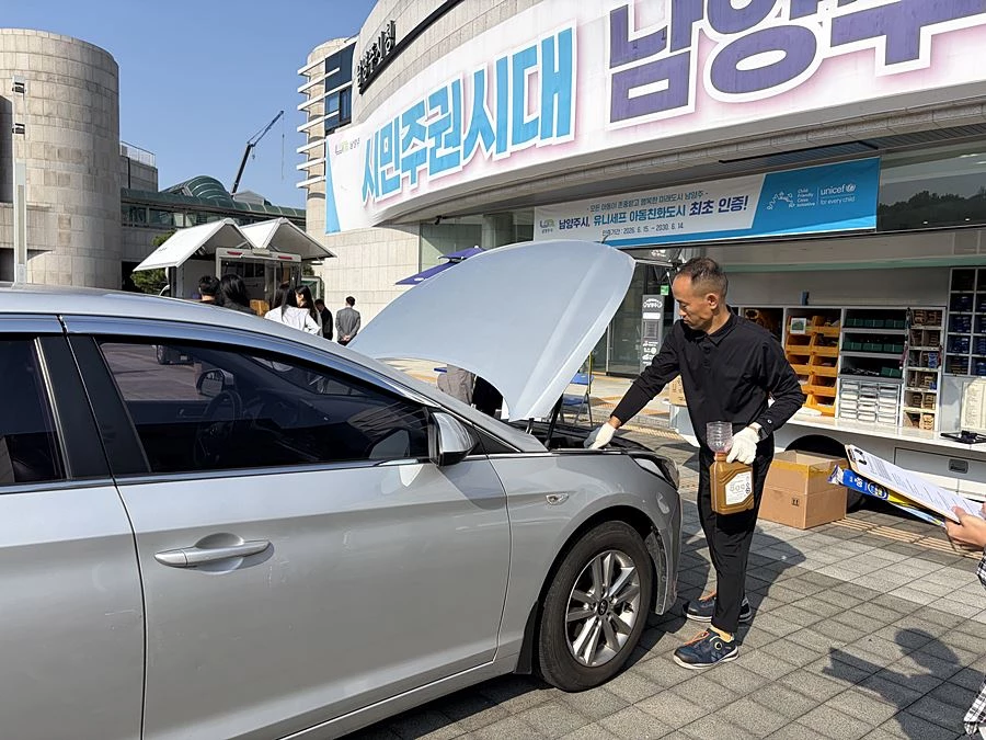 15일 시청 광장에서 열린 ‘이동소비자서비스센터’에서 자동차 안전점검을 진행하고 있다