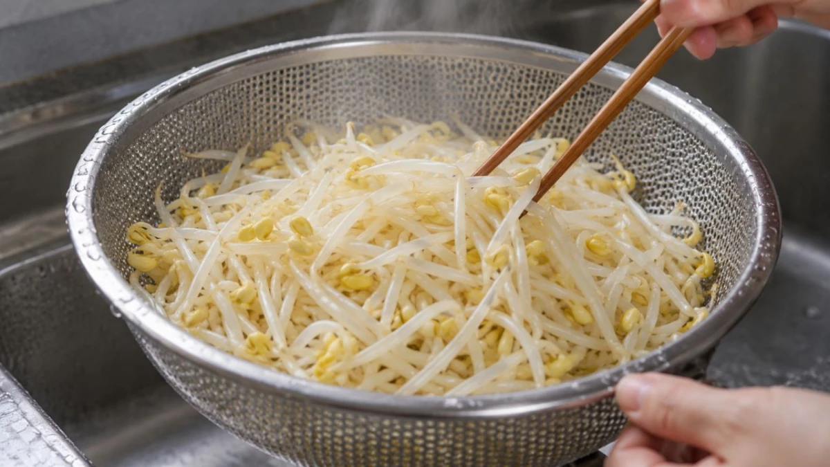 삶은 콩나물을 체에 밭쳐 식히고 있다. / AI 생성 이미지