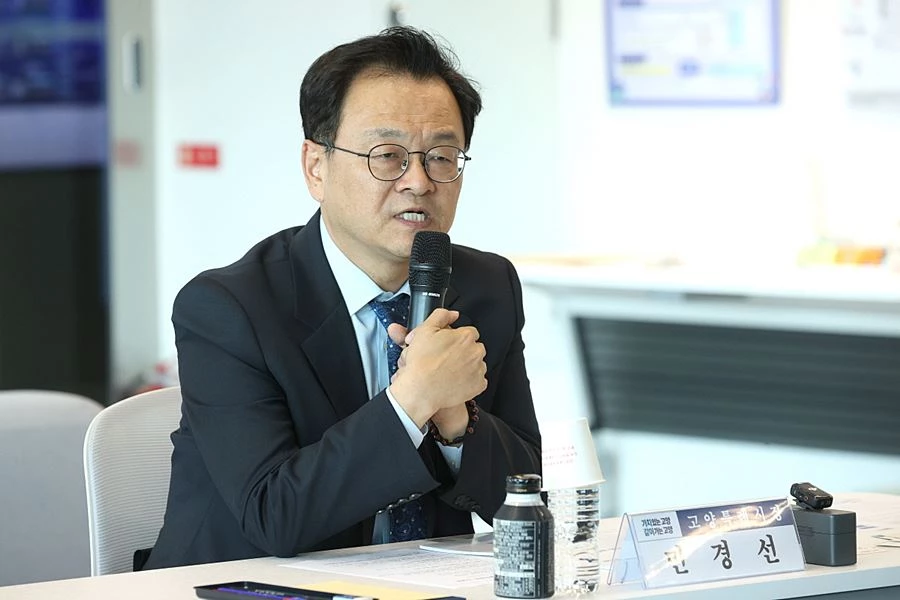 민경선 고양특례시장이 15일 열린 '기업유치 전략 방안 간담회'에서 참석자들과 기업유치 전략을 논의하고 있다