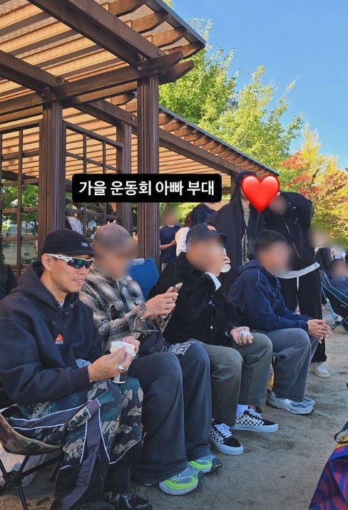 개리가 아들 하오 군의 운동회에 참석해 미소 짓는 모습이 공개됐다. / 개리 인스타그램