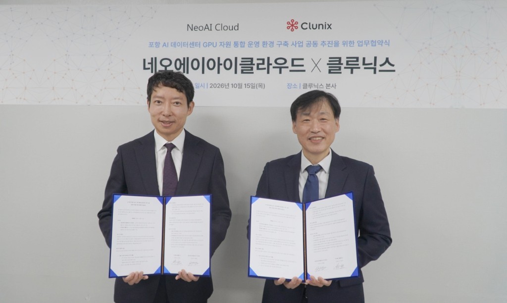 조용완 네오에이아이클라우드 대표이사(왼쪽)와 서진우 클루닉스 대표이사가 업무협약 체결 후 기념촬영을 하고 있다 / 클루닉스 제공