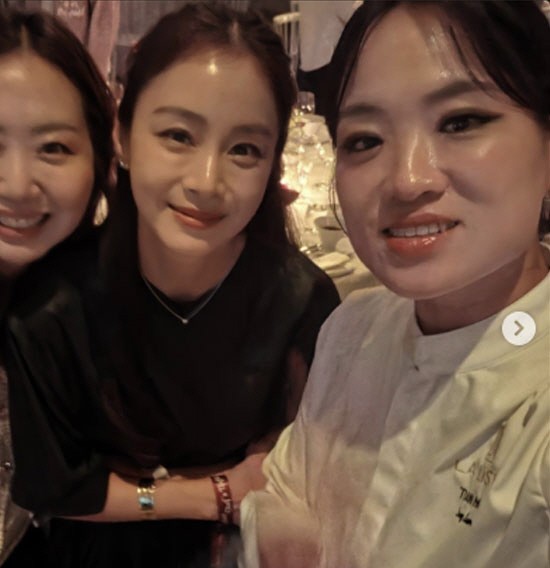 김지선 셰프와 함께 행사에 참석한 배우 김태희 근황 / 김지선 인스타그램