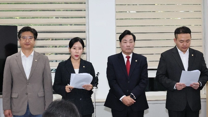 대전 대덕구의회 국민의힘 의원 4명(왼쪽부터 김종삼·박은정·전석광·조대웅 의원)이 15일 기자회견을 열고 더불어민주당의 전반기 의장직 양보 수용과 전·후반기 원 구성 일괄 합의를 위한 4자 회담을 제안하고 있다./사진=김지연 기자