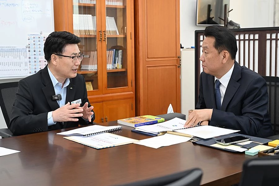 김원기 의정부시장이 10월 14일 국회에서 이광재 국회 예산결산특별위원회 위원장에게 의정부시 주요 현안 사업의 필요성을 설명하고 국비 등 지원을 건의하고 있다