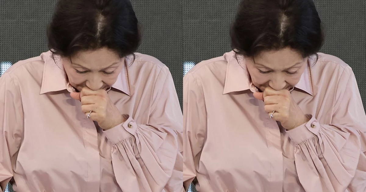 배우 김혜자가 8일 부산 해운대구 영화의전당 루프씨어터에서 열린 ‘제31회 부산국제영화제’ 영화 ‘여전히 찬란하게’ 야외무대인사에서 기침을 하고 있다. / 뉴스1