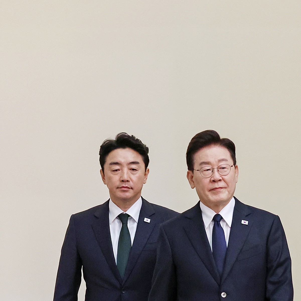 이재명 대통령과 강훈식 전 대통령 비서실장(왼쪽). 기사 이해를 돕기 위한 자료 사진 / 연합뉴스