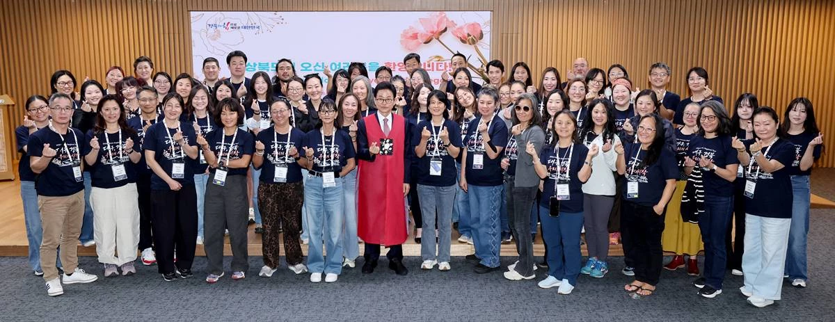 15일 미국·스웨덴·캐나다 등 8개국에 거주하는 대구·경북 출신 해외입양인 59명이 경북도청을 방문, 이철우 도지사와 기념촬영을 하고 있다/경북도