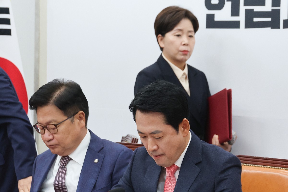장동혁 국민의힘 대표와 양향자 최고위원이 15일 서울 여의도 국회에서 열린 최고위원회의에 참석하고 있다.  / 뉴스1