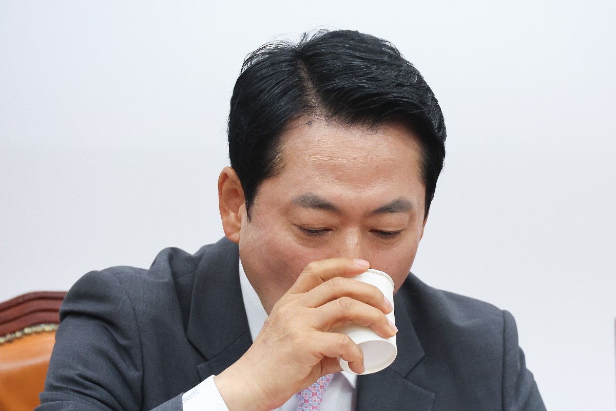 목 축이는 장동혁 국민의힘 대표 / 뉴스1