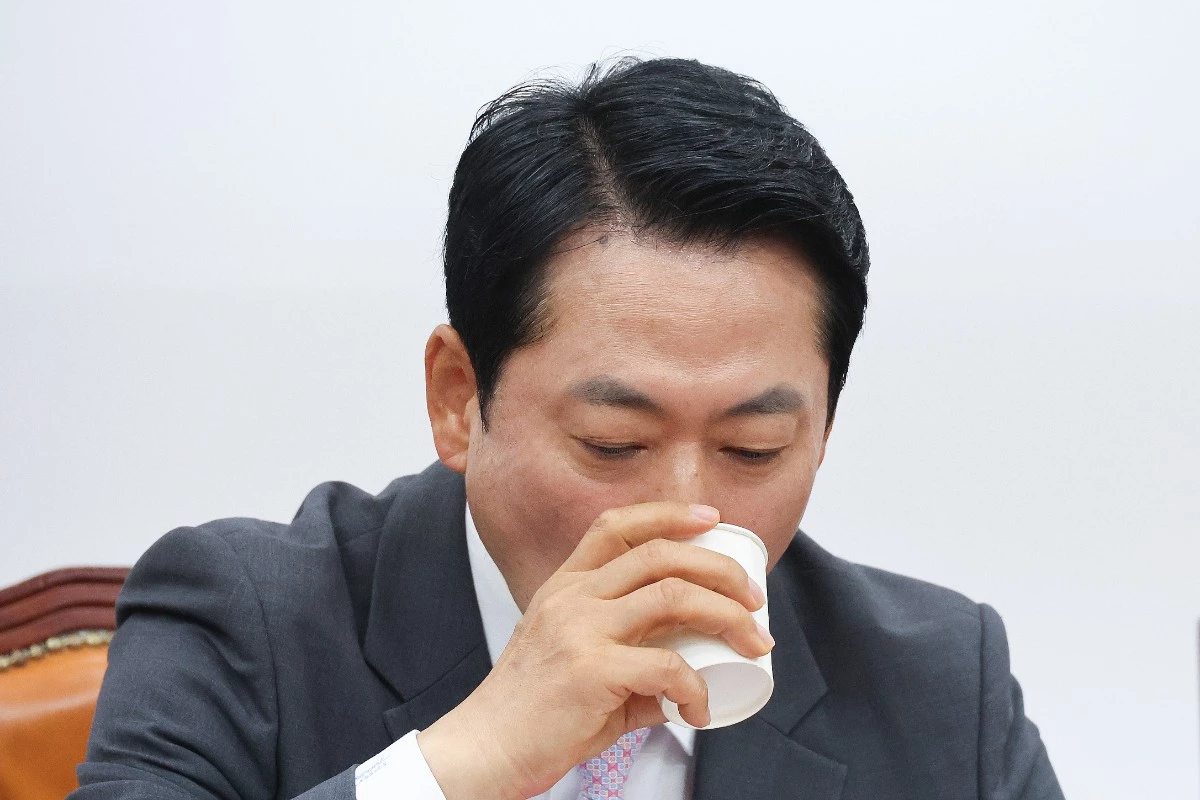 목 축이는 장동혁 국민의힘 대표 / 뉴스1
