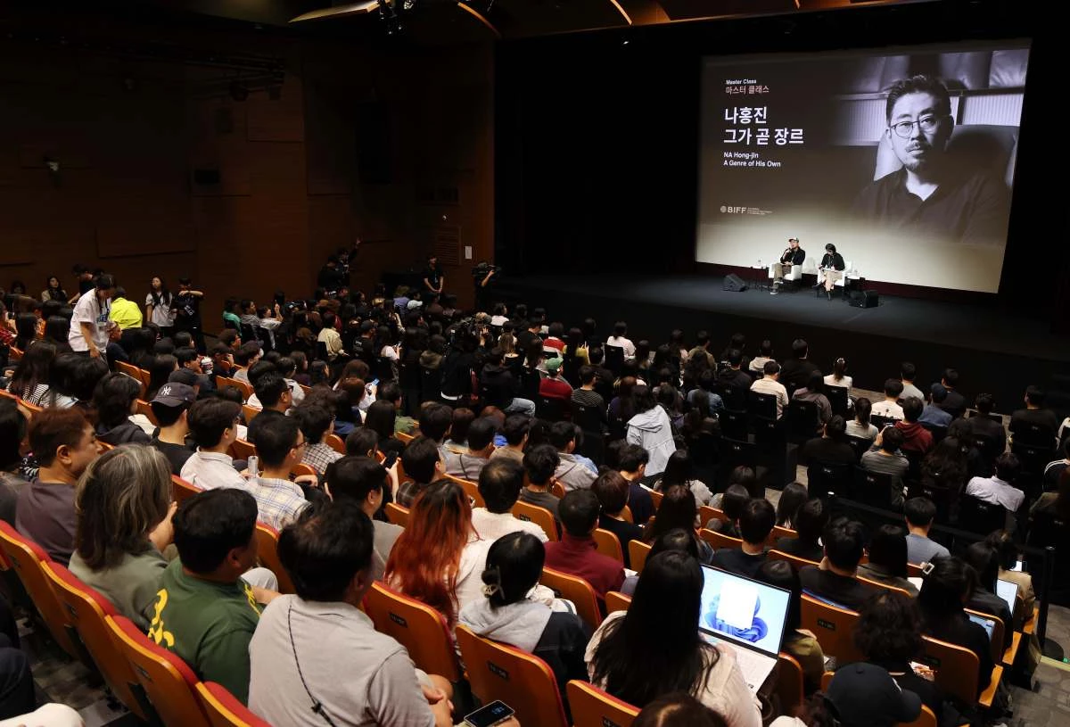제31회 부산국제영화제 사흘째인 8일 부산 해운대구 신세계백화점 문화홀에서 열린 마스터 클래스에서 나홍진 감독(왼쪽)이 인사말을 하고 있다.  / 연합뉴스