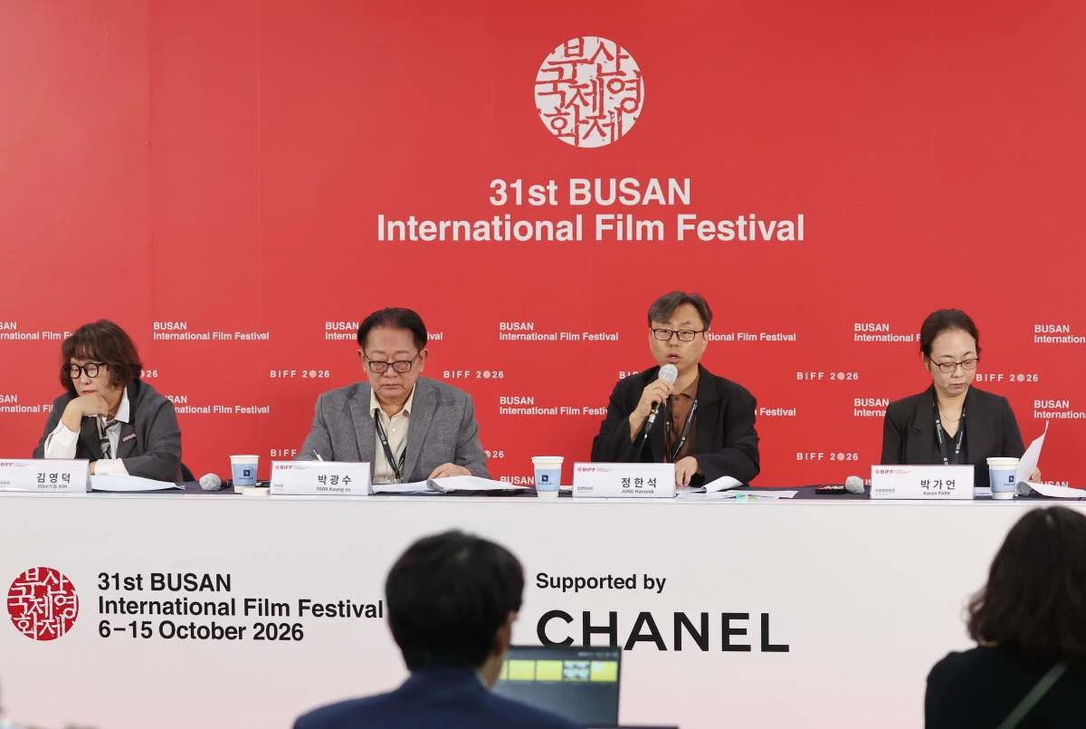 제31회 부산국제영화제 폐막일인 15일 부산 해운대구 영화의전당에서 열린 영화제 결산 기자회견에서 정한석 집행위원장이 발언하고 있다. 참석자는 왼쪽부터 김영덕 마켓위원장, 박광수 이사장, 정 집행위원장, 박가언 부집행위원장.  / 연합뉴스