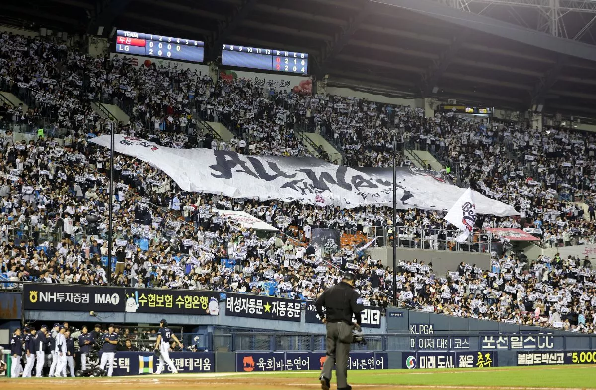 가을 야구 시즌 개막, 야구 팬들로 꽉찬 관중석 / 뉴스1