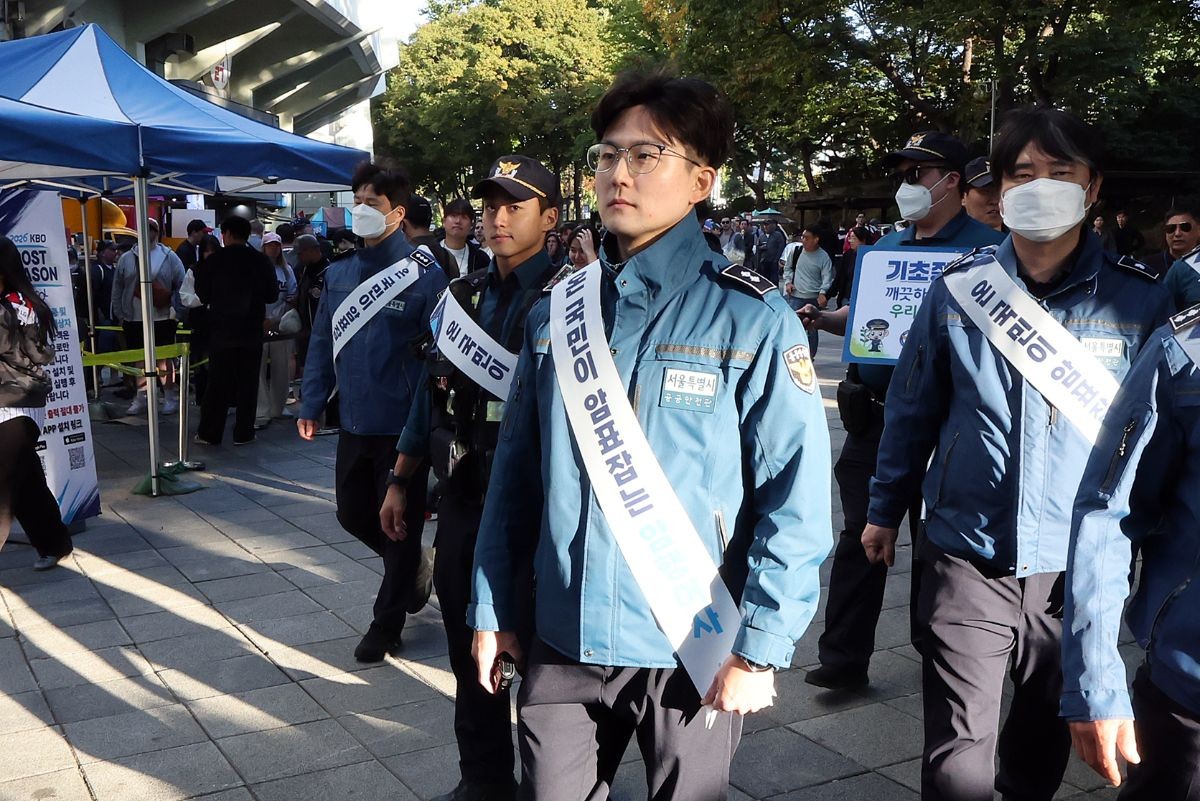 잠실야구장 주변에서 경찰들이 밀집지역 관리와 암표 단속을 벌이고 있는 모습 / 뉴스1
