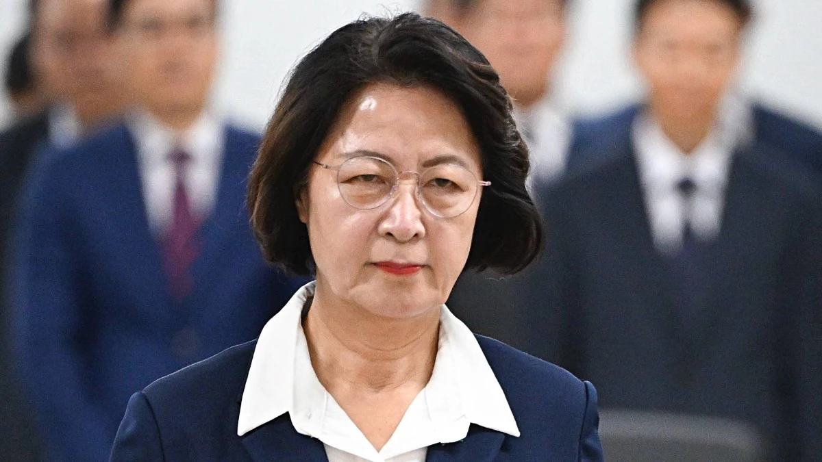 추미애 경기도지사가 지난 13일 경기 수원시 영통구 경기도청에서 열린 국회 행정안전위원회의 경기도에 대한 국정감사에서 증인선서를 마치고 김영진 위원장에게 선서문을 제출하기 위해 이동하고 있다. / 공동취재-뉴스1